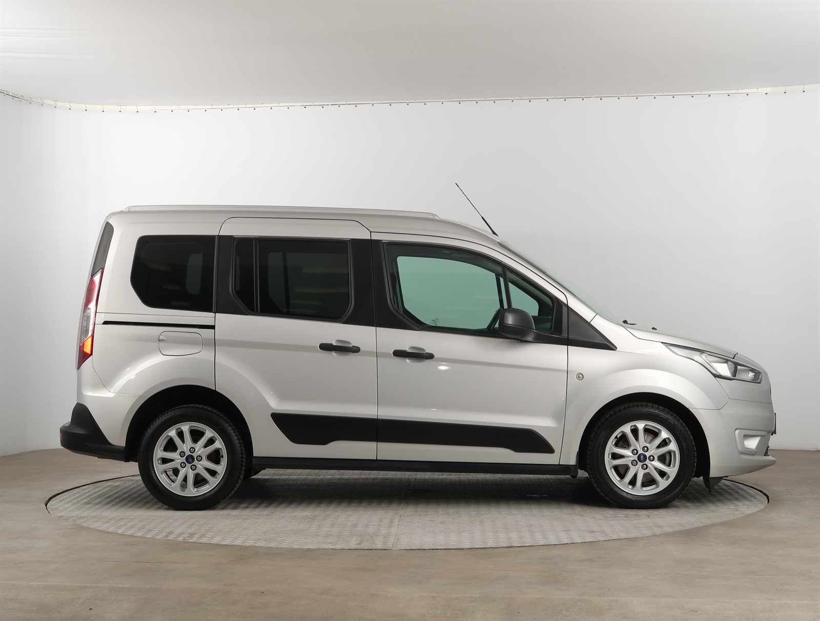Ford Tourneo Connect, 2019 - pohled č. 8