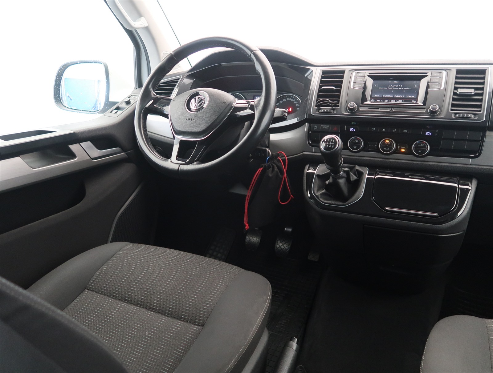 Volkswagen Multivan, 2015 - pohled č. 9